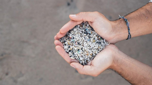 Bolitas de plástico en playas de toda Europa: una investigación de Tarragona explica de dónde salen